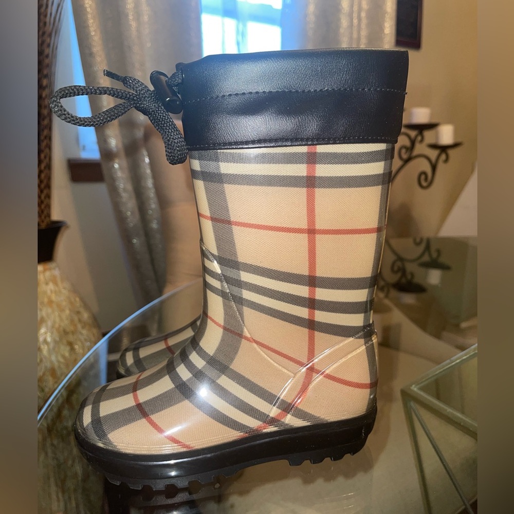 Reposting updated pic of these rain boots!